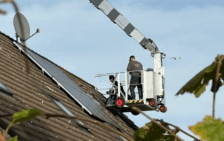 Hindernisse im Handwerk gibt es bei der Firma Smets nicht, denn für unsere Kunden gehen wir von der Smets oHG auch gerne hoch hinaus, wie hier für die Demontage von Solarkollektoren auf einem Hausdach, unterstützt werden unsere beiden Mitarbeiter dabei von der Firma RKS Kranservice.