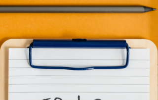 To-do-Liste auf Klemmbrett mit zwei Bleistiften darüber